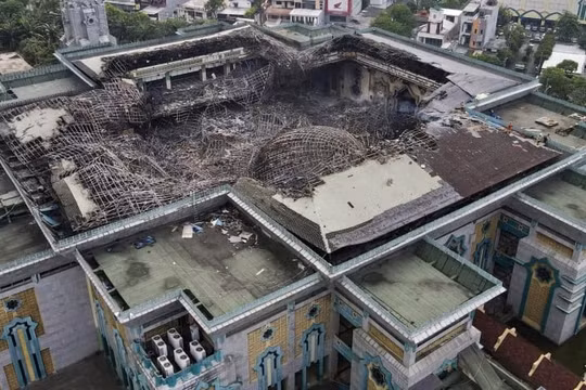 Mái vòm khổng lồ sụp đổ trong vụ cháy nhà thờ Hồi giáo ở Indonesia