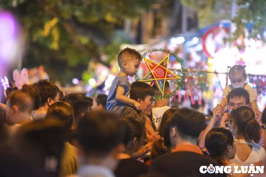 Phố Hàng Mã nhộn nhịp người đổ về vui chơi, mua sắm đồ Trung thu