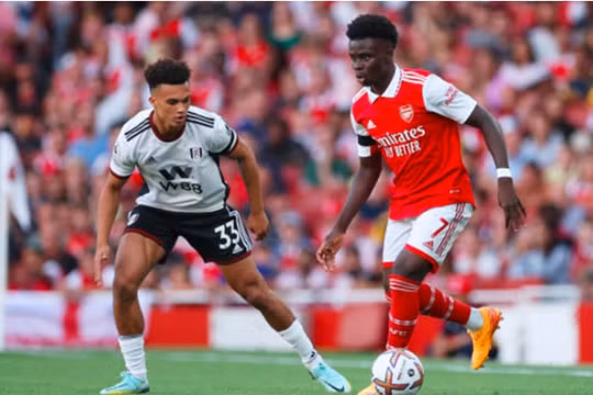 Arsenal lên ngôi đầu, Liverpool tạo cơn mưa bàn thắng ở Ngoại hạng Anh