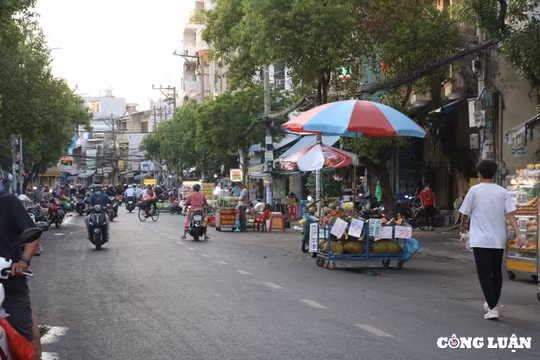 TP. HCM: Lấy lòng đường làm nơi buôn bán, gặp tai nạn đành nói do... ‘xui’