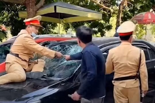 Phó giám đốc TTGD thường xuyên ở Vĩnh Phúc, lái xe tông CSGT văng lên nắp capo