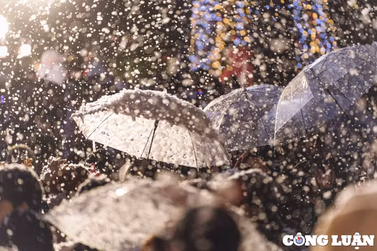 Hình ảnh tuyệt đẹp "tuyết rơi giữa bầu trời Hà Nội" vào đêm Noel
