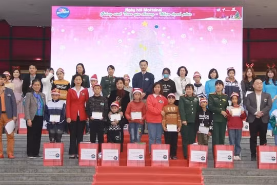 Báo Phụ nữ Việt Nam tổ chức giáng sinh "Trao yêu thương - Nhận hạnh phúc"