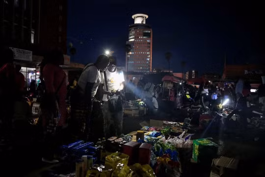 Người dân Zimbabwe mò mẫm trong đêm tìm kế sinh nhai
