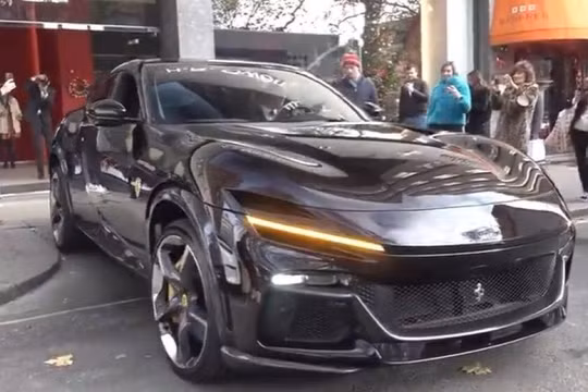 Mẫu SUV mạnh nhất thế giới Ferrari Purosangue lần đầu ra phố