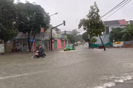 Mưa lớn khiến xe máy, ô tô bì bõm lội trong “biển nước” ở thành Vinh