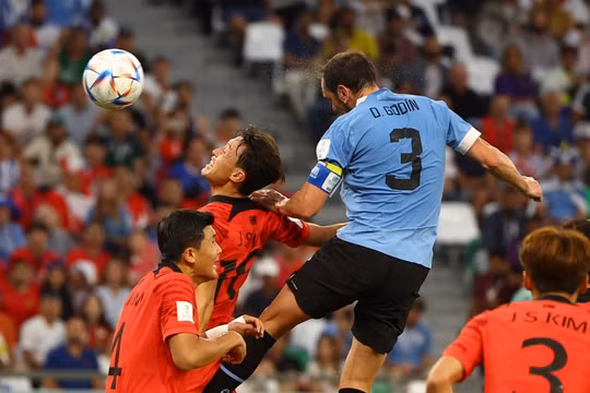 Uruguay chia điểm Hàn Quốc trong trận cầu căng như dây đàn