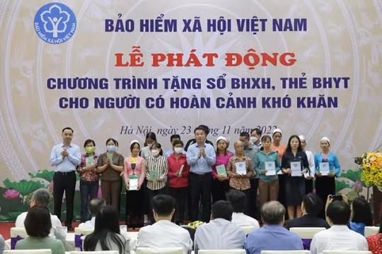 Ý nghĩa nhân văn chương trình tặng sổ BHXH, thẻ BHYT cho người có hoàn cảnh khó khăn