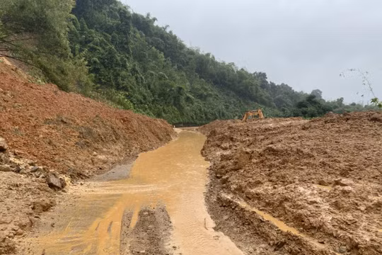 Nghệ An: Quốc lộ 7A sạt lở nghiêm trọng