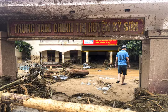 Nghệ An: Bùn đất phủ kín đường, cao hơn 1m sau trận lũ quét ở huyện Kỳ Sơn