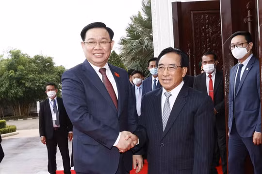 Chủ tịch Quốc hội Vương Đình Huệ hội kiến Thủ tướng Lào