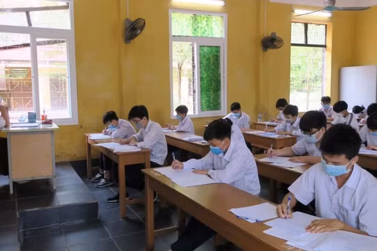 Học phí trường công dự kiến tăng mạnh, phụ huynh TP. HCM than khó