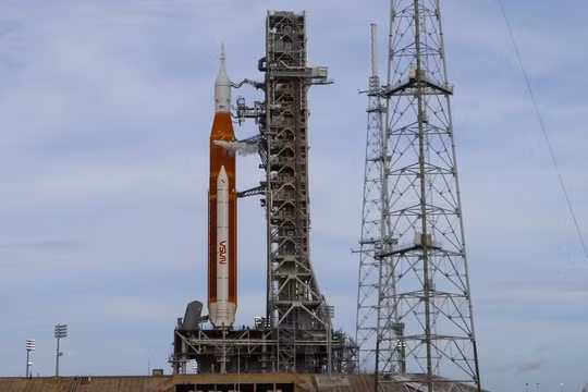 NASA hoãn vụ phóng tên lửa lên mặt trăng do sự cố động cơ