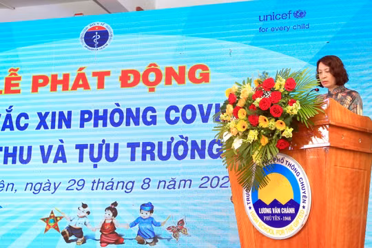 Tiêm vắc xin COVID-19 để "vui Trung thu và tựu trường an toàn"