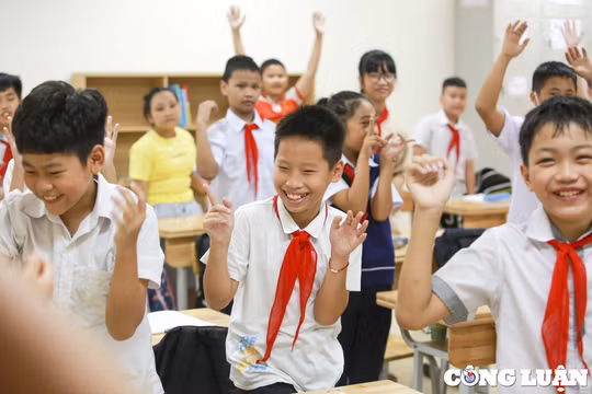 Hà Nội: Học sinh đồng loạt đến trường chuẩn bị cho khai giảng năm học mới