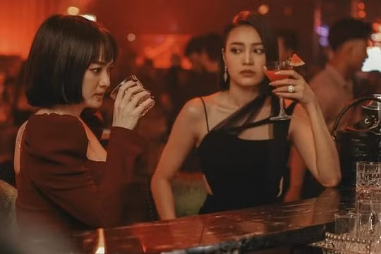 Phim "Cô gái đến từ quá khứ" bị dán nhãn hạn chế người xem dưới 18 tuổi