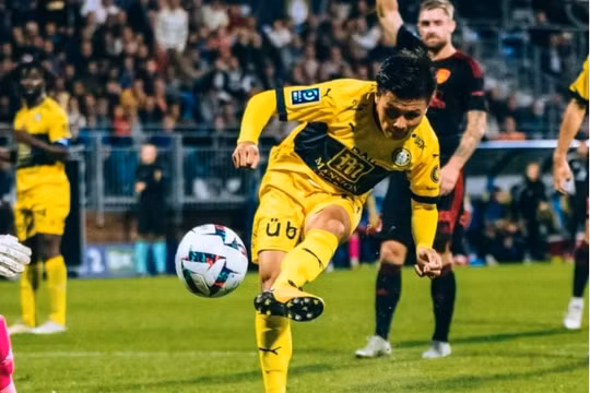 Quang Hải ghi bàn đầu tiên ở Ligue 2, giúp Pau FC thoát thua trước Rodez AF