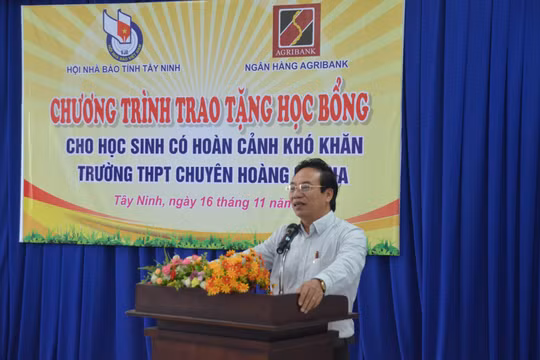 Hội Nhà báo Tây Ninh trao học bổng cho học sinh có hoàn cảnh khó khăn ở Bến Cầu và Trảng Bàng
