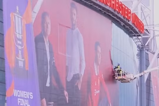 Man United gỡ hình Ronaldo tại Old Trafford