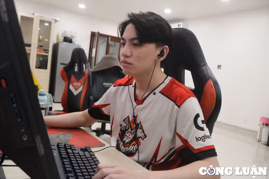 Tuyển thủ eSports cùng Việt Nam lên đấu trường quốc tế, thu nhập đủ nuôi gia đình khi chỉ mới 20 tuổi