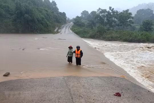 Khẩn trương khắc phục nhanh nhất hậu quả mưa lũ, chủ động ứng phó với áp thấp nhiệt đới