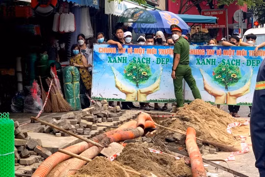 Đào đường sửa cáp điện, phát hiện một phần thi thể người