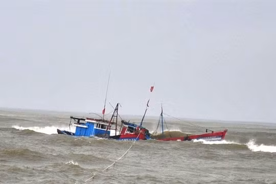 Bình Định: 9 thuyền viên trên tàu cá gặp nạn đã được cứu