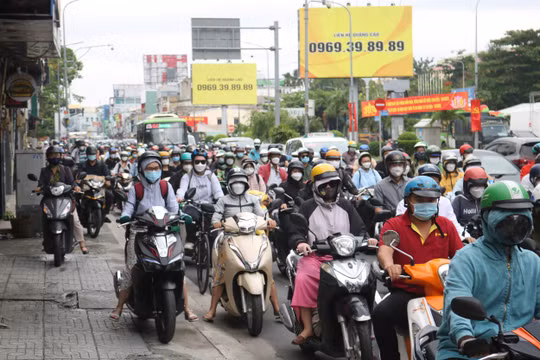 Sau lễ 30/4-1/5: Ngày đầu đi làm, người dân đã phải ‘lao’ vào cơn tắc đường