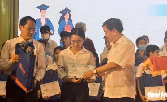 Báo Tuổi Trẻ đã trao học bổng "Tiếp sức đến trường" 2022
