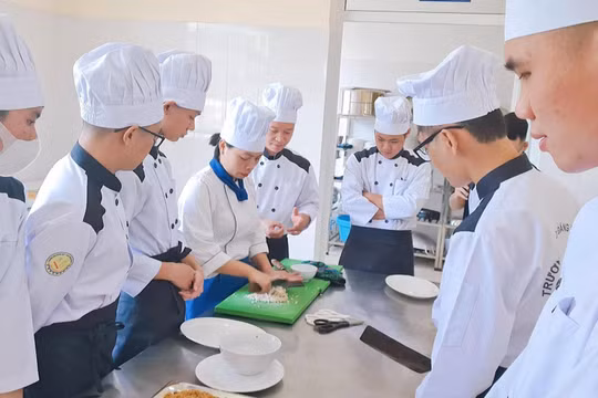 Công tác xây dựng và phát triển đội ngũ nhà giáo cần đổi mới toàn diện