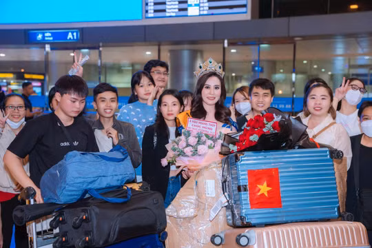 Tân Mrs Grand International 2022 Phan Kim Oanh rạng rỡ ngày trở về