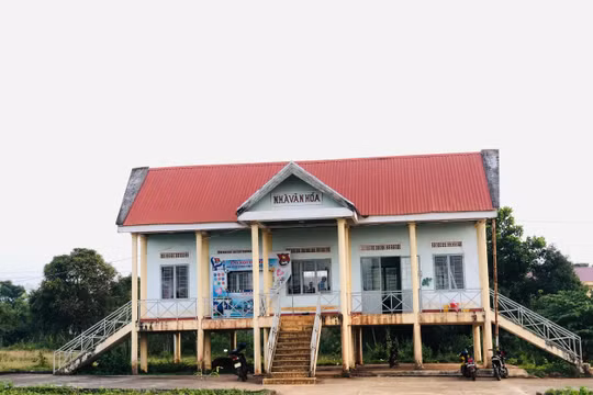 Thiếu thốn cơ sở vật chất, trường mượn nhà văn hóa làm lớp học, “biến” nhà xe thành thư viện
