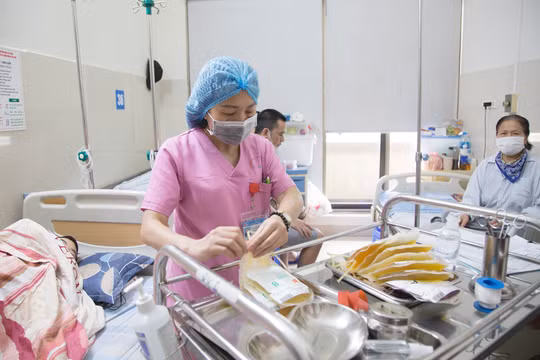 Sẽ nâng phụ cấp ưu đãi nghề cho nhân viên y tế lê 100%