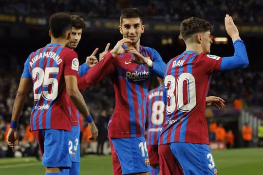 'Đẹ bẹp' Osasuna 4-0, Barca đua vô địch với Real Madrid