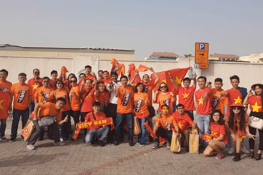 Đưa 247 cổ động viên sang UAE chỉ sau 48 giờ: một lần “chơi lớn” không thể nào quên của Wake-up 247