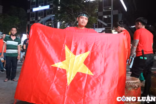 U23 Việt Nam tranh suất vào tứ kết, hàng trăm cổ động viên TP. HCM "cháy" hết mình cổ vũ
