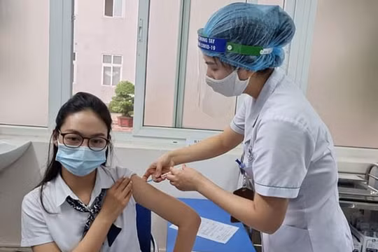 Hà Nội yêu cầu tập trung tiêm chủng, chủ động kiểm soát dịch Covid-19 trong mọi tình huống