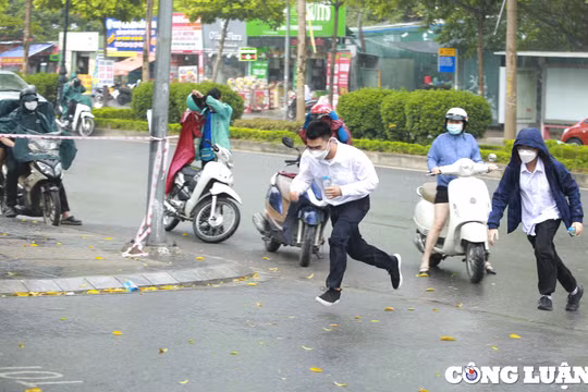 "Sỹ tử" vội vã chạy vào điểm thi khi trời đổ cơn mưa bất chợt