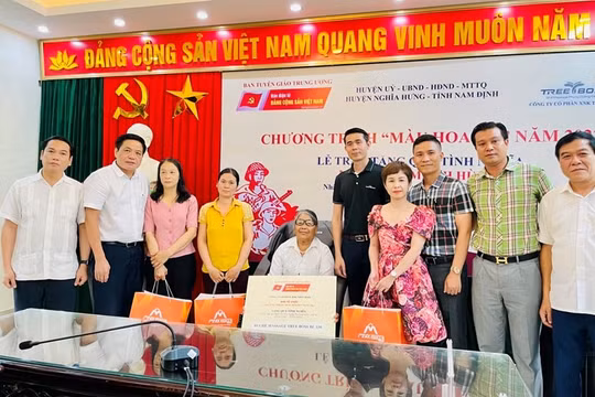Chương trình “Màu hoa đỏ” năm 2022 trao tặng quà tình nghĩa cho các gia đình chính sách