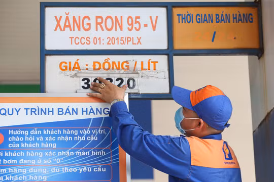Hai lần giảm thuế bảo vệ môi trường, chưa đủ để kiềm chế giá xăng tăng "sốc"