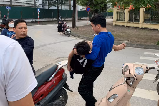 Hà Nội: Nam thanh niên gục xuống sân bê tông, co giật được cảnh sát kịp thời cứu sống