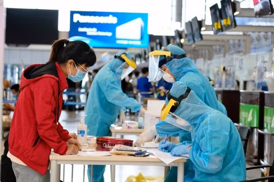 Bất cập trong tổ chức test nhanh COVID-19 tại cảng hàng không