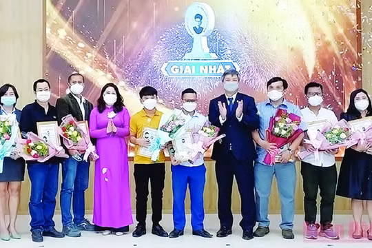 16 năm Giải thưởng Báo chí Huỳnh Thúc Kháng: Lớp phù sa lắng đọng trên mảnh đất “chưa mưa đã thấm”
