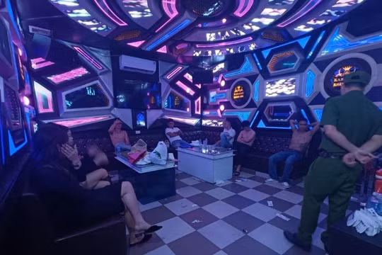 Bắt quả tang 14 đối tượng sử dụng ma tuý trong quán karaoke ở Vinh