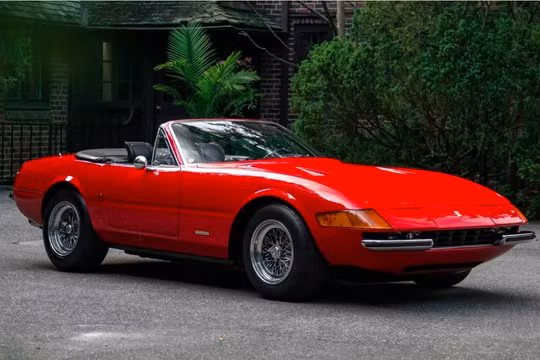 Chiếc Ferrari 365 GTS/4 Spider được bán lại giá 2,4 triệu USD