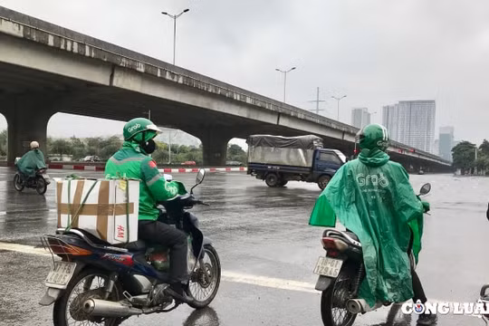 Xe ôm, lao động nghèo thêm gánh nặng khi xăng đầu liên tiếp tăng giá