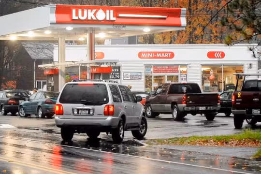 Công ty dầu mỏ lớn thứ hai của Nga kêu gọi chấm dứt xung đột ở Ukraine