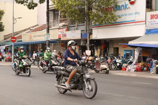 Xe không đèn, không biển số 'diễn xiếc' trên đường ở TP. HCM