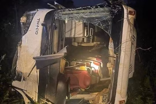 Phú Thọ: Xe khách gặp nạn, 13 người thương vong