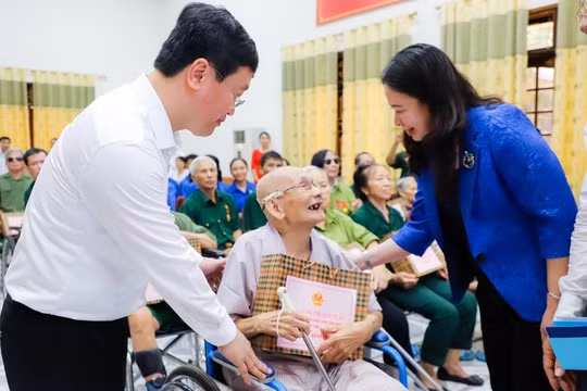 Phó Chủ tịch nước Võ Thị Ánh Xuân thăm, tặng quà thương, bệnh binh